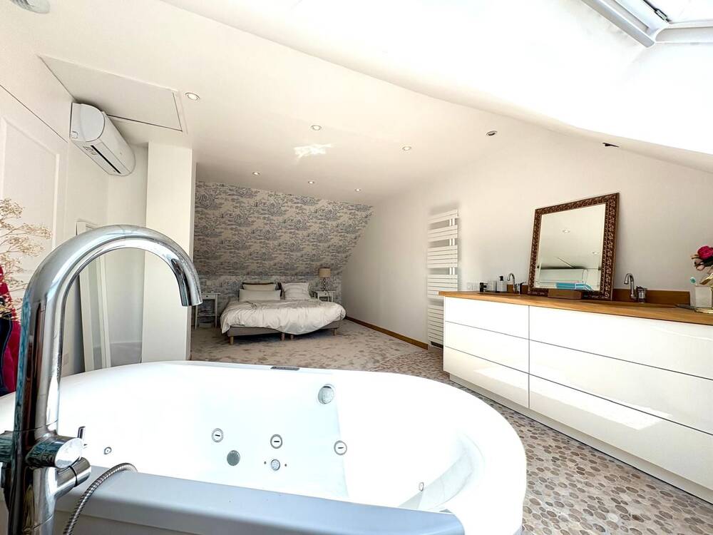 Imposante bâtisse familiale avec suite parentale, ascenseur et piscine proche Louhans