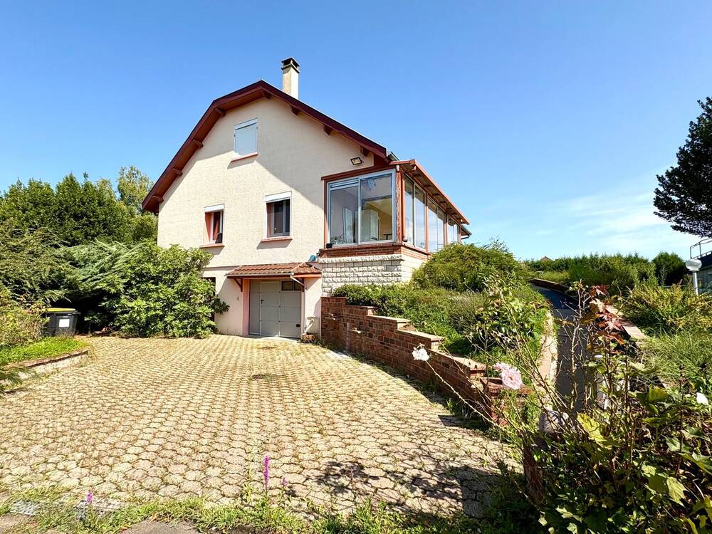 Imposante bâtisse familiale avec suite parentale, ascenseur et piscine proche Louhans