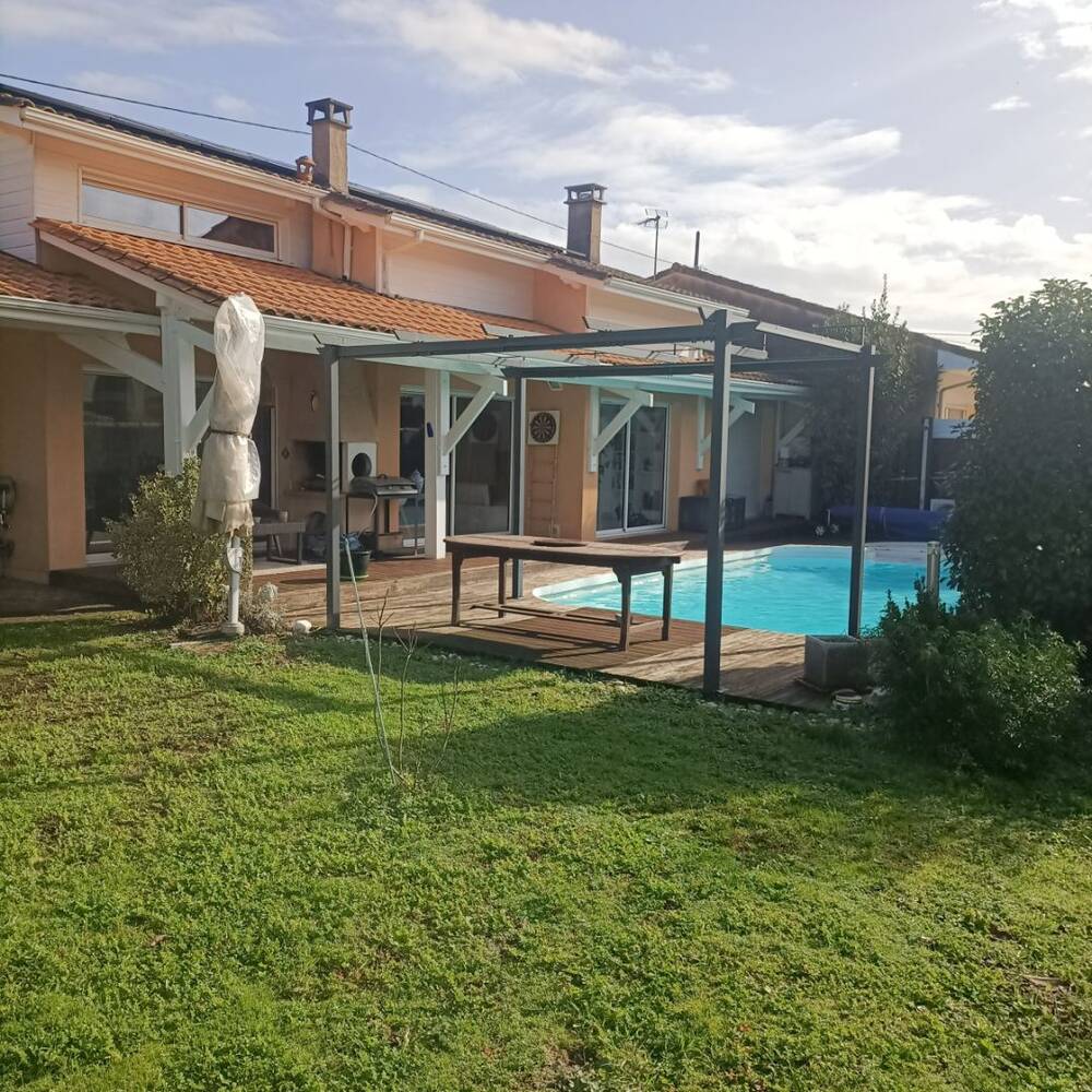 ELEGANTE MAISON AVEC PISCINE DANS UN QUARTIER RECHERCHE
