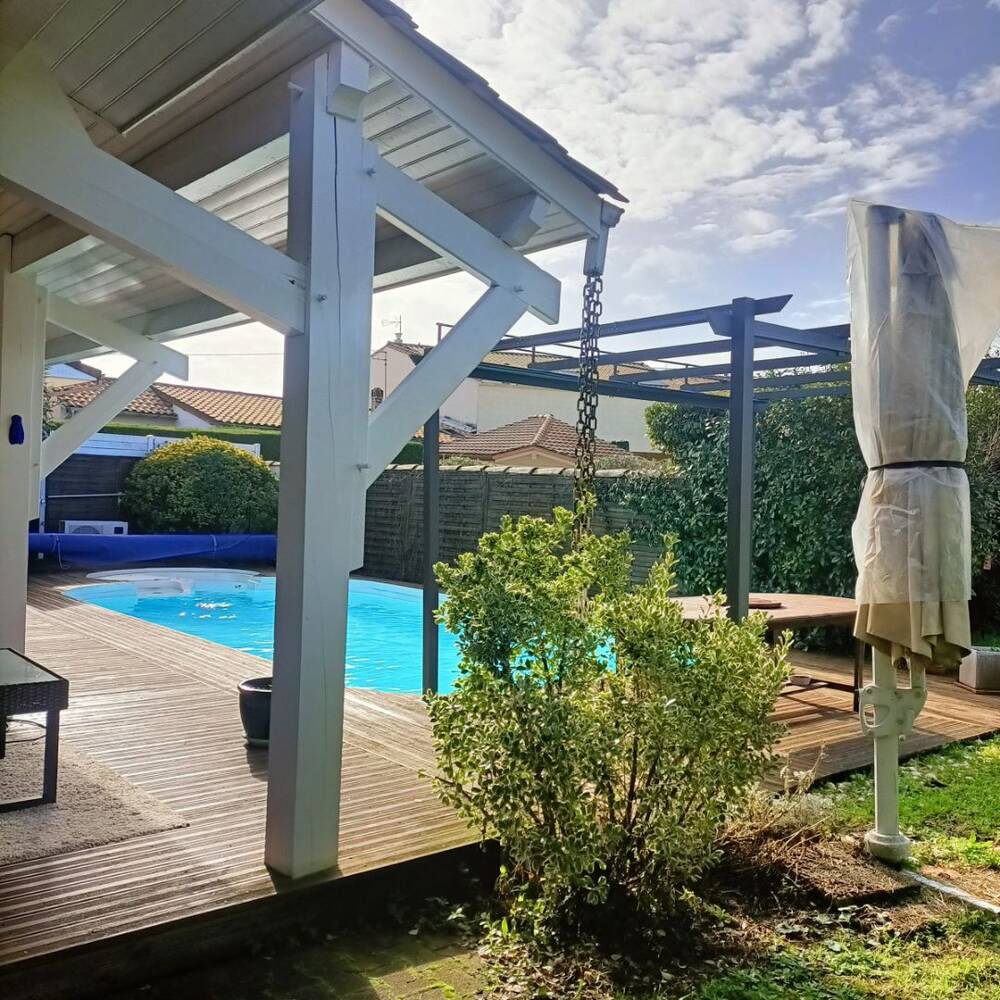 ELEGANTE MAISON AVEC PISCINE DANS UN QUARTIER RECHERCHE