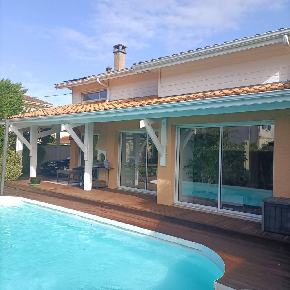 ELEGANTE MAISON AVEC PISCINE DANS UN QUARTIER RECHERCHE