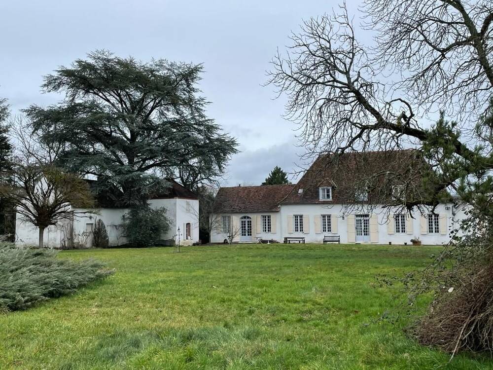Domaine à rénover avec maison bourgeoise bourbonnaise et ses dépendances sur un parc de 1,7 hectares.