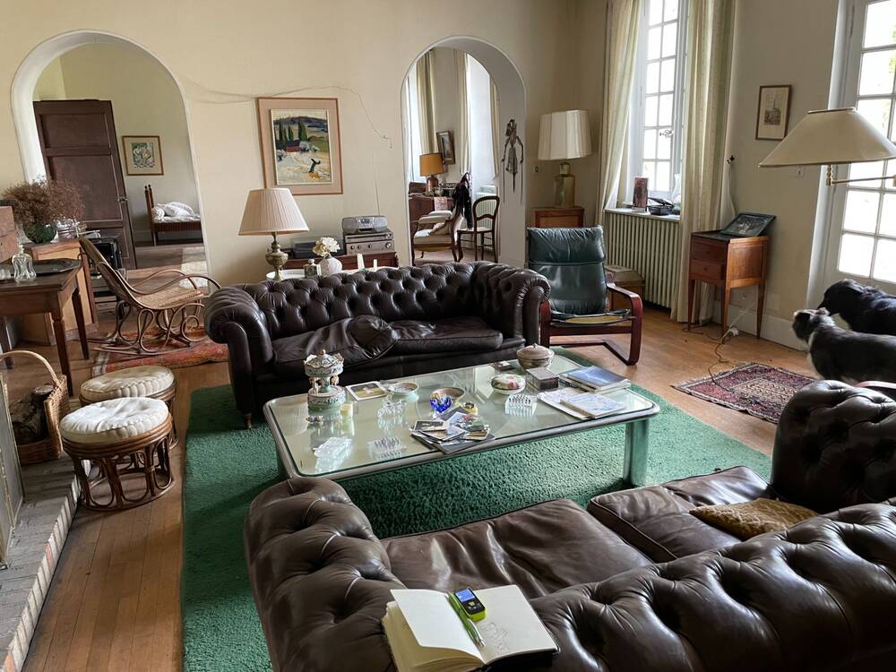 Domaine à rénover avec maison bourgeoise bourbonnaise et ses dépendances sur un parc de 1,7 hectares.