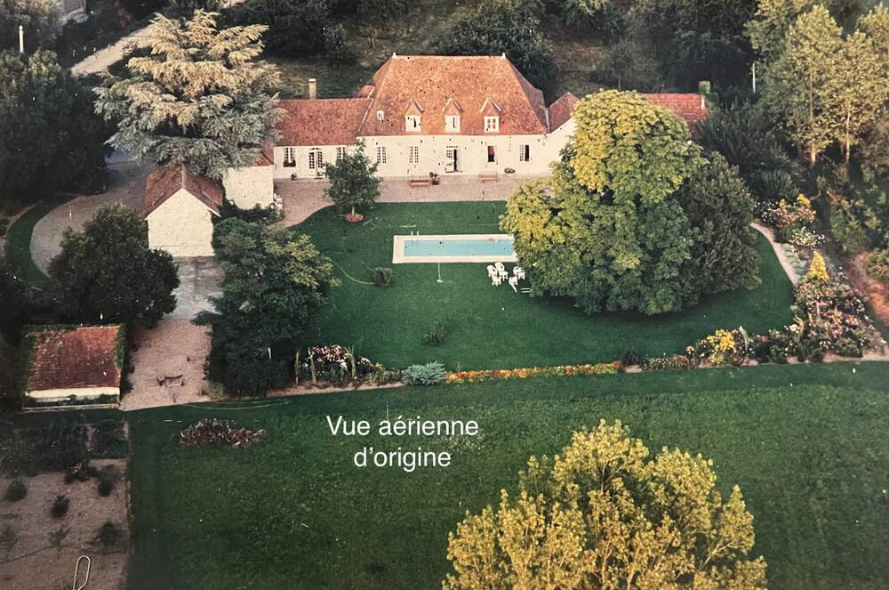 Domaine à rénover avec maison bourgeoise bourbonnaise et ses dépendances sur un parc de 1,7 hectares.