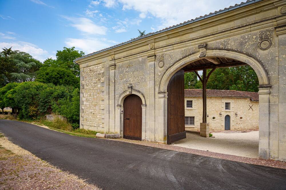 Propriété - 279 m² - 7215 m² - 9 Pièce(s) - 5 Chambre(s) 86120 LES TROIS-MOUTIERS