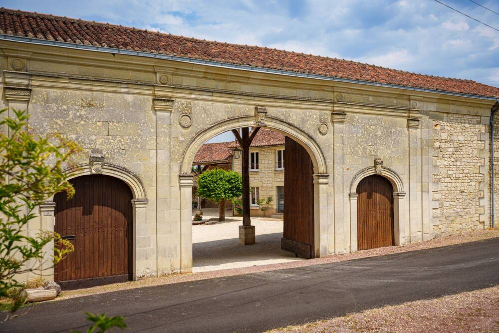 Propriété - 279 m² - 7215 m² - 9 Pièce(s) - 5 Chambre(s) 86120 LES TROIS-MOUTIERS