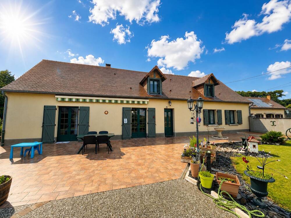 Exclusivité - Spay - Ancienne fermette restaurée 151 m2 au calme avec dépendances