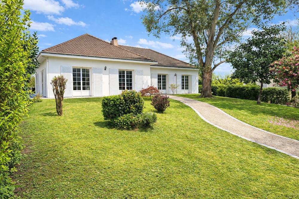 Maison familiale à Basse-Goulaine - Jardin et terrasse avec pergola