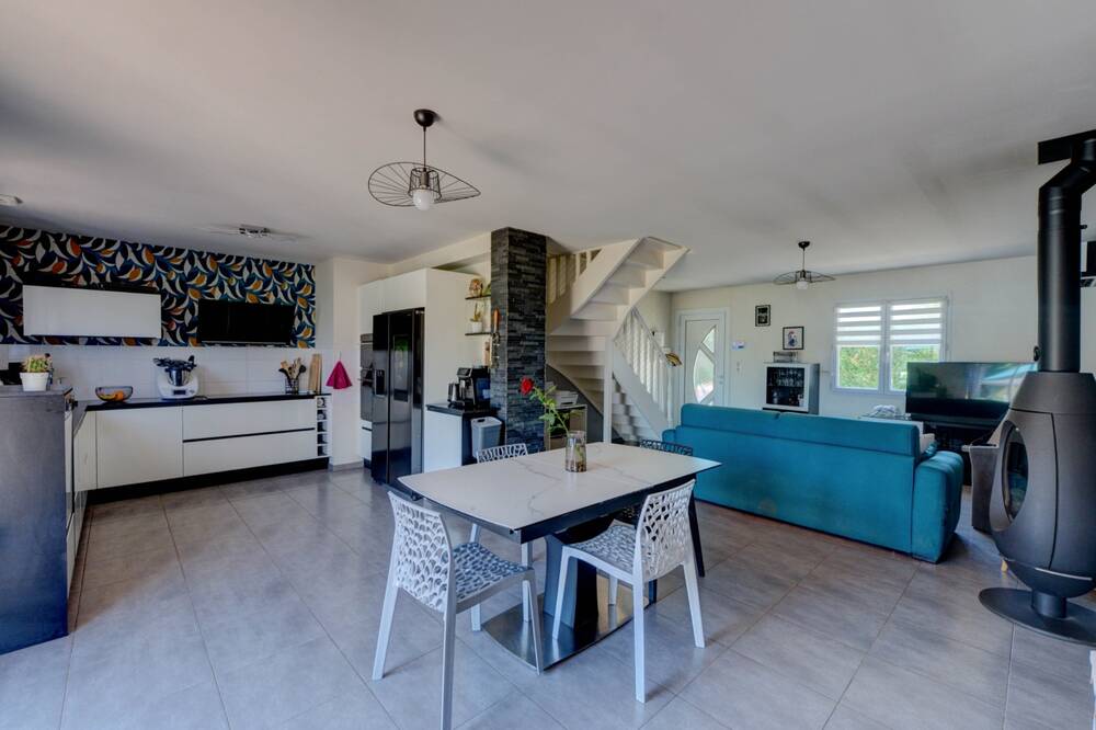 Maison avec piscine, terrain 1 068 m² sans vis-à-vis et salle de cinéma